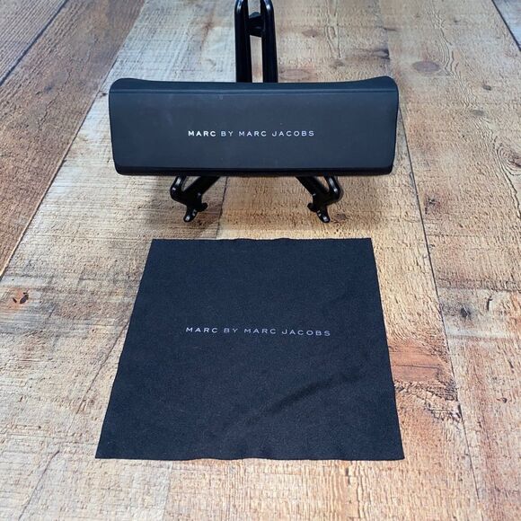 Marc by Marc Jacobs Black Hard Shell Sunglasses or Glasses Case With Dust Cloth - Picture 1 of 12
